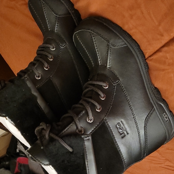 UGG Other - Ugg K Butte II CWR Boots Youth Size 5 (No offers)